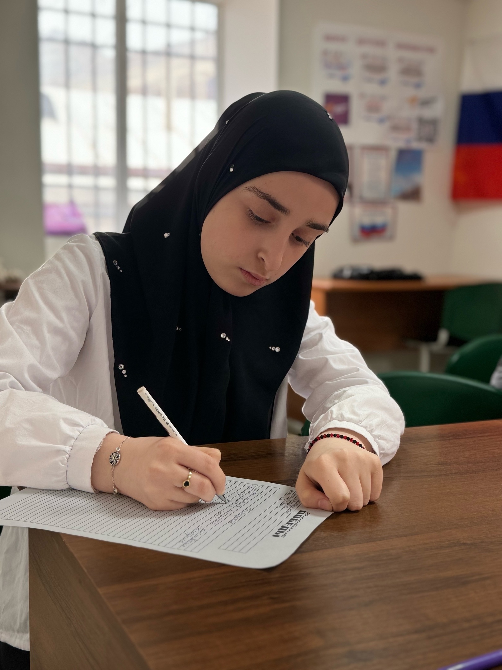 В МКОУ “Нижне-Инхеловская ООШ” состоялось значимое и вдохновляющее мероприятие – Диктант Победы. Это событие стало ярким примером единения поколений и уважения к историческому прошлому нашей страны. Участники:.